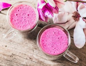 Pink Latte betarraga , producto hecho en chile con leche natural 100%. #latte #chile #goldenlatte #matchalatte #chailatte #pinklatte #especias #lattenatural #especiasreales #chile #empresachilena #andes #andestea #betarraga #beterraga